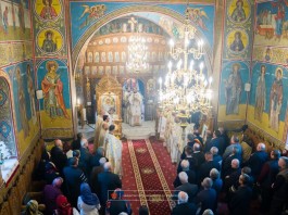 Sfânta Liturghie arhierească și slujba Parastasului, oficiate de Preasfințitul Părinte Teofil Trotușanul în Parohia Rățeni