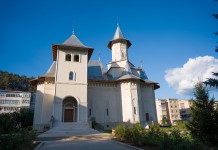 „Biserica, locul în care Dumnezeu binecuvântează și sfințește familia creștină” – conferință și lansare de carte la Catedrala „Sfinții Împărați” din Comănești