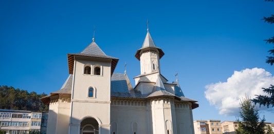 „Biserica, locul în care Dumnezeu binecuvântează și sfințește familia creștină” – conferință și lansare de carte la Catedrala „Sfinții Împărați” din Comănești